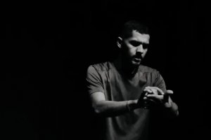 IRES traz a Maceió o primeiro stand-up comedy bilíngue com humorista surdo