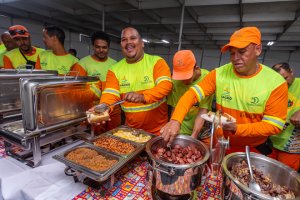 Autarquia de Limpeza Urbana oferece café da manhã para garis após trabalho no São João