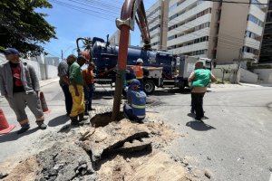 Prefeitura autua BRK Ambiental por ligação clandestina de esgoto na Ponta Verde