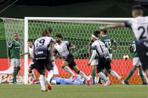 Corinthians vence o Palmeiras no Allianz e tem vantagem na decisão do Paulistão