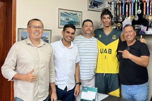 Atleta de Arapiraca é selecionado para equipe de basquete de faculdade em Maceió