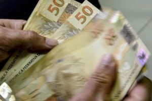Aposentados do INSS que ganham mais que o mínimo começam a receber 13º