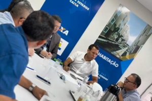 Prefeito de Murici busca apoio na Caixa durante reunião com comerciantes atingidos pela enchente de 2010