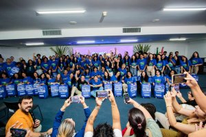 Daqui Pra o Mundo: Governador entrega 100 kits de viagem para alunos que farão intercâmbio na Inglaterra