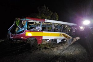 Concluída operação de retirada de ônibus que caiu na Serra da Barriga em Alagoas