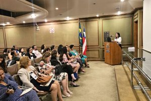 Coordenadora da Mulher do TJAL palestra sobre o Programa Flor de Mandacaru, no Cojum 2024