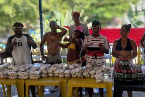 Pessoas em situação de rua participam de ação de Natal