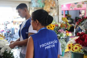 Procon-AL aponta variações em flores, perfumes, roupas e maquiagens em estabelecimentos de Maceió