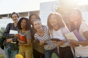 Mochilão movimenta mais de 90 mil estudantes em feira de profissões pelo Brasil