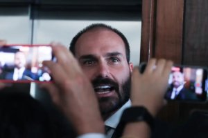 Alexandre de Moraes prorroga inquérito que investiga Eduardo Bolsonaro