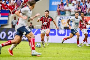 Bahia supera expulsão cedo, vence clássico e amplia série invicta sobre o Vitória 