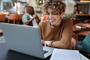 Ministério do Turismo tem vagas abertas para curso online e gratuito de atendimento ao turista