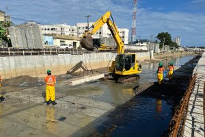 Obras de canalização do Riacho Salgadinho avançam com colocação de placas de concreto