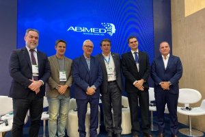 Parlamentares e especialistas debatem a aplicação da Inteligência Artificial na Saúde no estande da ABIMED na Hospitalar