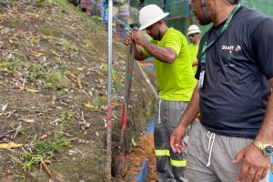 Prefeitura amplia rede de LED na Grota da Alegria com 15 novos postes em escadaria da comunidade