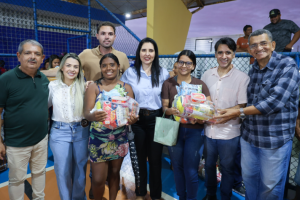 Prefeita Pauline Pereira entrega mais 2.500 cestas básicas pelo programa Bolsa Alegre