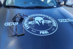 Arma de fogo e quase 3 kg de maconha são retirados das ruas em ações da PM