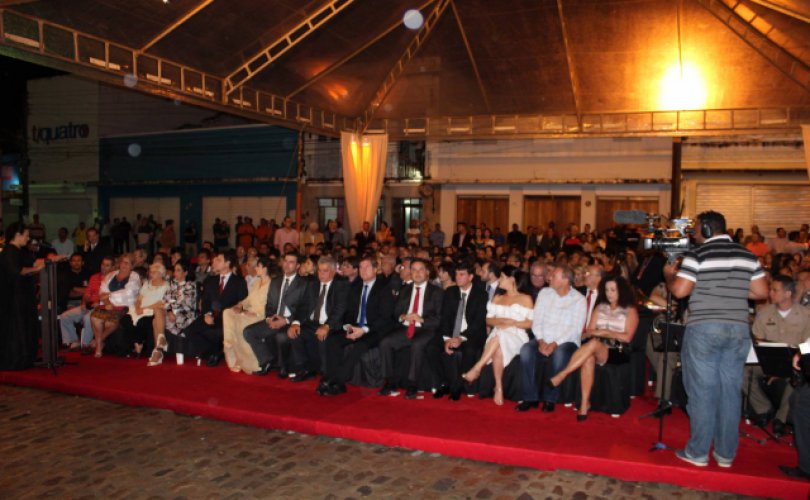 Na sexta, 15 de setembro de 2017, na reabertura do Theatro Sete de Setembro, em Penedo, governador, ministro, prefeitos, deputados e empresários vestiam o mesmo traje. Renan vestia uma camisa branca e calça jeans (sua marca de simplicidade)
