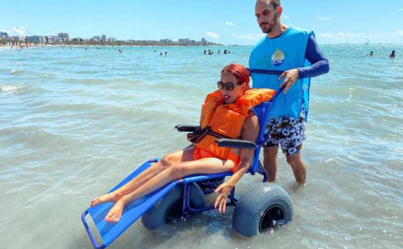 Paula Ravenala aproveita as praias de Maceió há três anos por meio das cadeiras adaptadas. Foto: Josué Seixas / Folhapress