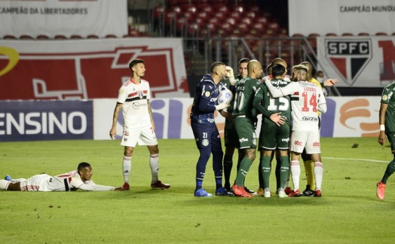 Pênalti anulado pelo VAR gerou bronca no São Paulo (Foto: Marcos Ribolli)