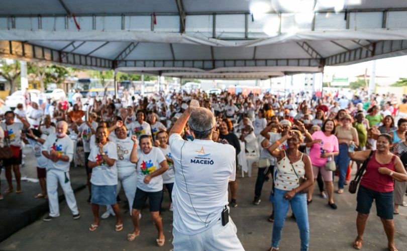 Aula de dança do Mineirinho animou os idosos. Foto: Alisson Frazão/Secom Maceió