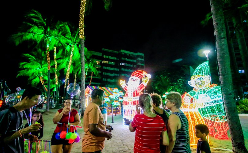 Iluminação vira atração, movimenta capital e aquece economia . Fotos: Pei Fon / Secom Maceió