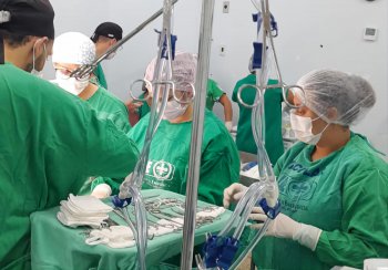 Equipe do HEA realiza a captação do fígado doado pela família do paciente que teve morte encefálica. Divulgação