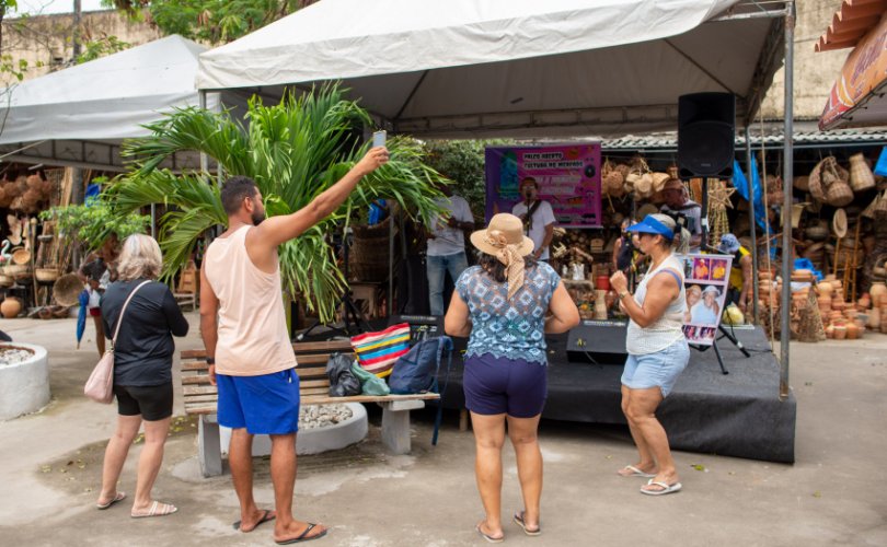 Palco Aberto iniciou neste sábado (12) no pátio do Mercado do Artesanato (Foto: Juliete Santos/Secom Maceió)