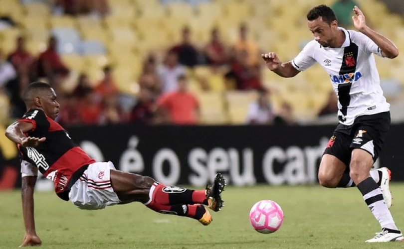 Voadora de Juan quase provoca a expulsão do zagueiro do FLA