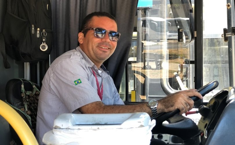 Motorista Claudemir dos Santos já sente a diferença no novo pavimento.