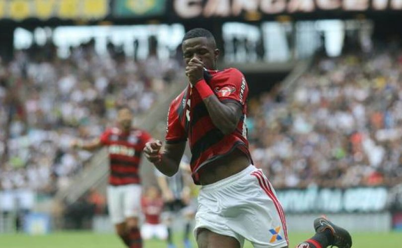 Vinicius Junior beija a camisa do Flamengo após o golaço, o primeiro do jogo (Foto: staff images)