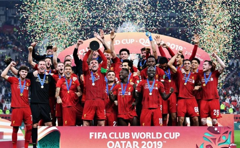 Liverpool levanta a taça de campeão mundial de clubes (Foto: Getty Images)