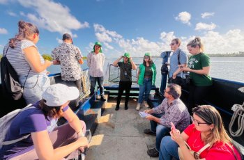 Estudantes de pós-graduação de políticas públicas conhecem funcionamento do Ecoboat, na Lagoa Mundaú. | Crystalia Tavares/Ascom Alurb