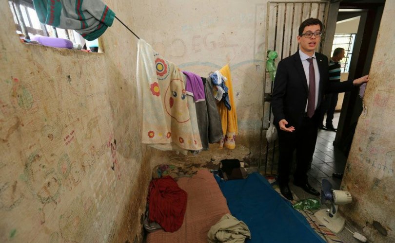 Juiz Bruno Massoud constatou pessoalmente as precariedades. (Foto: Caio Loureiro)