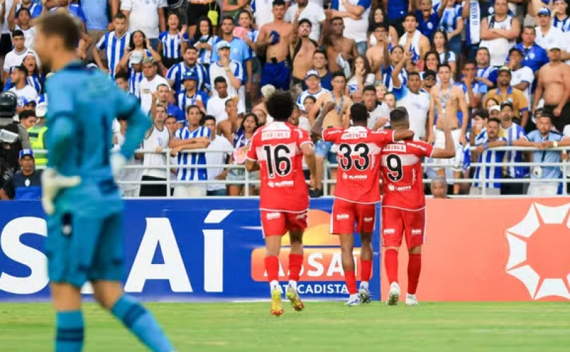 Comemoração foi com a torcida do adversário - Foto: Ailton Cruz