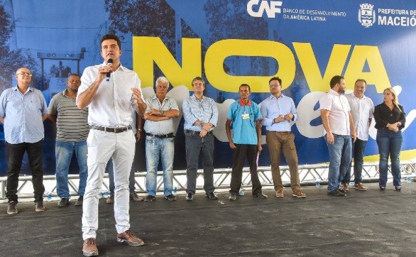 Prefeito Rui Palmeira: “Estamos trazendo esgotamento sanitário, pavimentação, acessibilidade, calçadas, iluminação em LED. Vai ser realmente uma grande mudança para o bairro, com mais de 100 ruas beneficiadas”. Foto: Marco Antônio/Secom Maceió