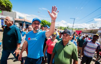 Governador Paulo Dantas ao chegar no muncípio de Olho D´Água Grande neste domingo: ações de combate à fome são prioridade do Governo de Alagoas. Pei Fon/ Agência Alagoas