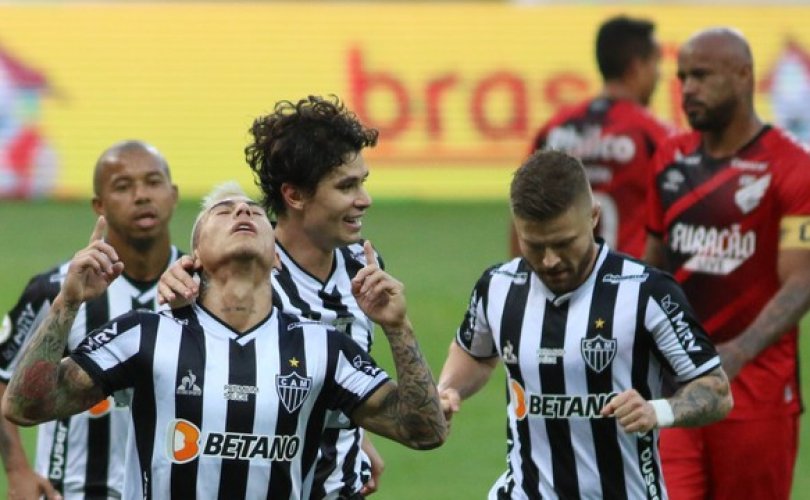 Galo segue na caça do líder  (Foto: Fernando Moreno/AGIF)