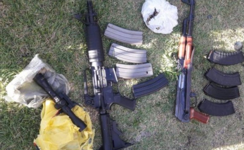 Os dois fuzis de guerra, um AR-15 e um AK-47 de alta potência, são de uso restrito das Forças Armadas (Fotos: Ascom/SSP)
