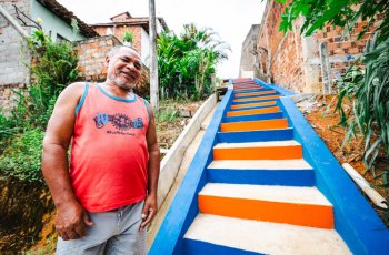 Antônio José da Silva e a nova escadaria, que fica ao lado de sua casa. | Jonathan Lins/ Secom Maceió