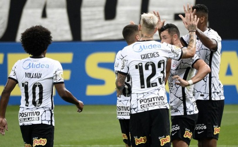 Timão festeja o gol de Giuliano (Foto: Marcos Ribolli)