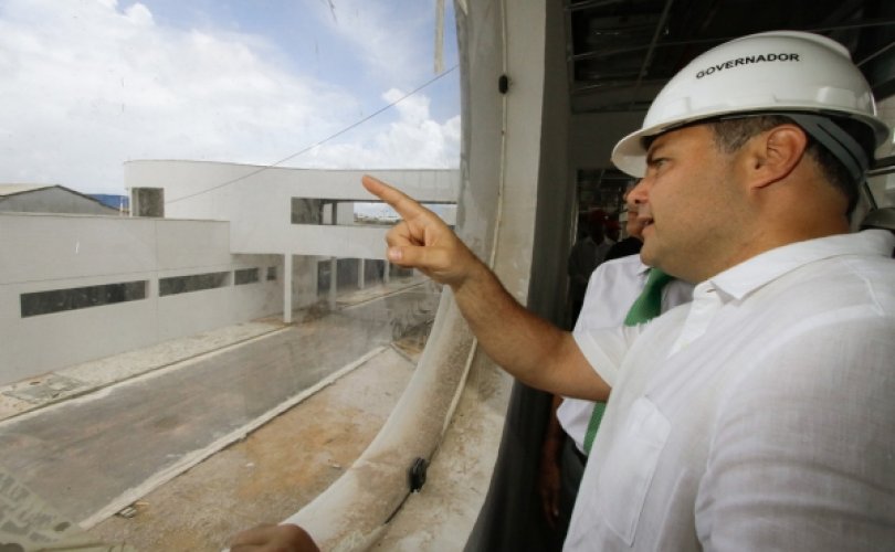 O Hospital Metropolitano está sendo erguido com recursos próprios do Governo do Estado, da ordem de R$ 74 milhões