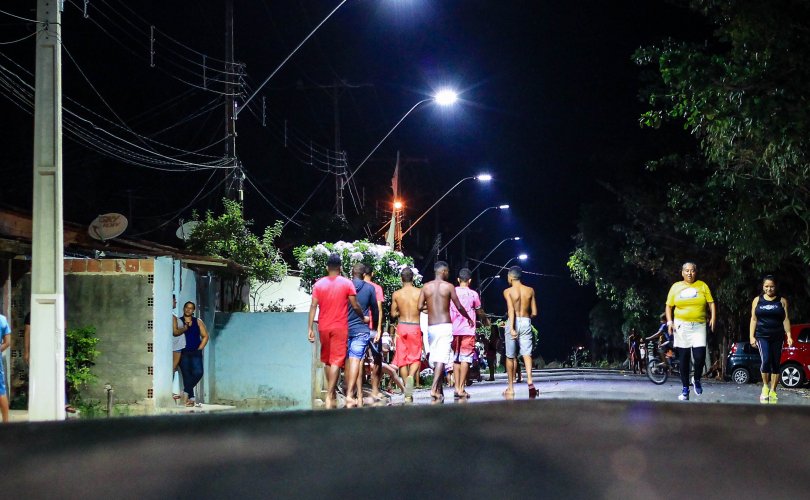Rui Palmeira vistoria a nova iluminação de LED no povoado de Saúde. Foto: Pei Fon/ Secom Maceió