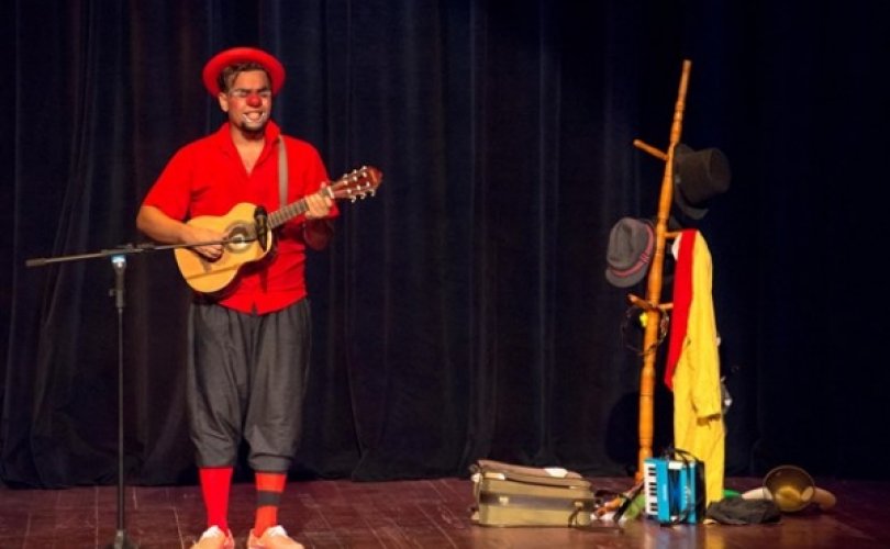 Cabaret de Quinta reúne artistas locais com apresentação de números cômicos de dublagem, malabares e acrobacia(Fotos: Adalberto Farias/Jangada Filmes)