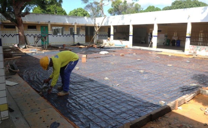 Pátio da Escola Rosália Ambrózzio em construção