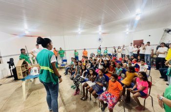Oficina de brinquedos sustentáveis com alunos de escola municipal do Jacintinho. | Crystalia Tavares/ Ascom Alurb