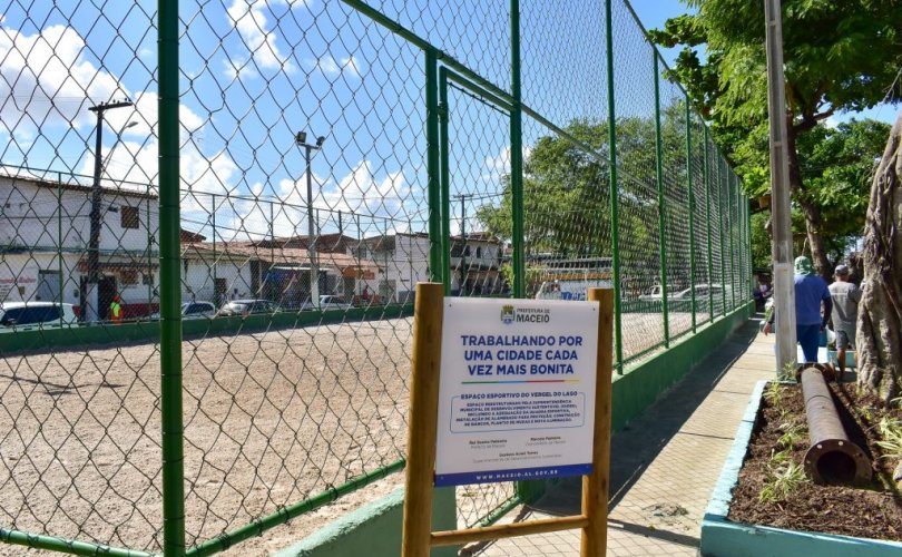 Revitalização de quadra esportiva no Vergel do Lago. Foto: Marco Antônio/ Secom Maceió