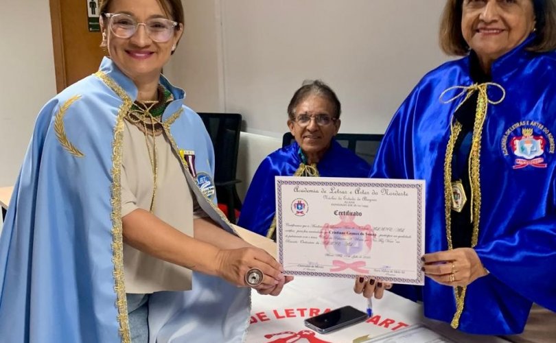 A presidente da ALANE-AL, Nara Sá, entrega certificado à palestrante, Cristiane Souza