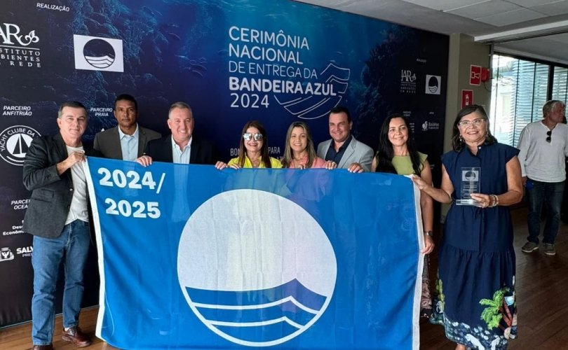 Autoridades de Porto de Pedras exibem com orgulho a Bandeira Azul