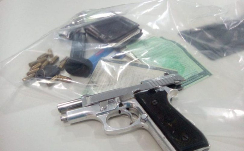 Arma e munição apreendidas com o criminoso